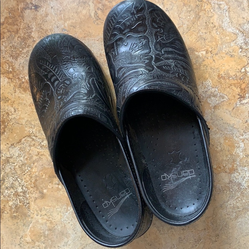 Dansko all Black embossed leather upper clogs VGUC